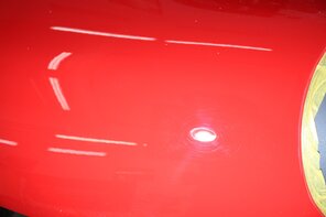 Ein grauenvolles Lackbild zerstört den Zauber des roten Porsche Carrera.