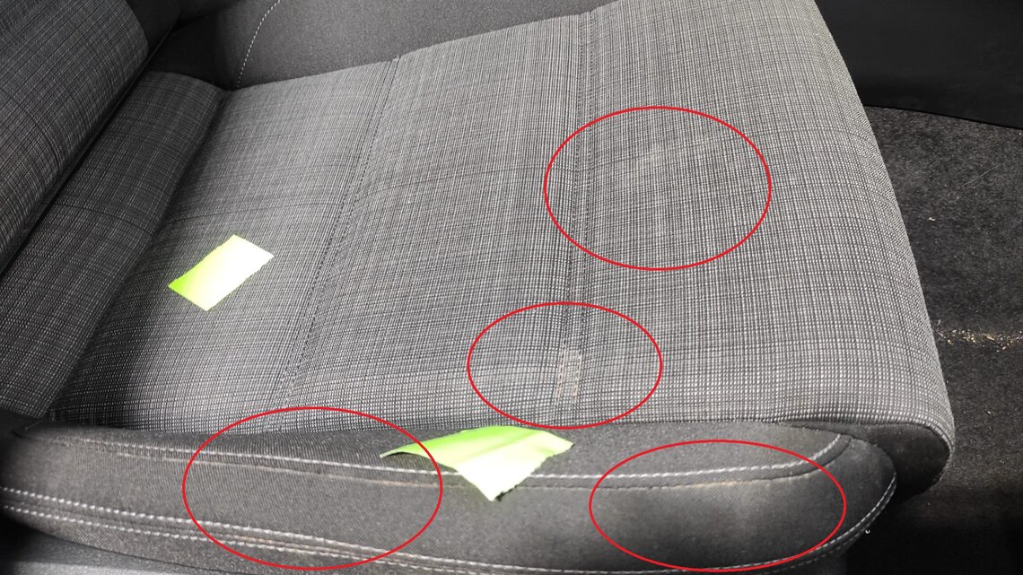 Flecken von Erbrochenem auf der Sitzfläche