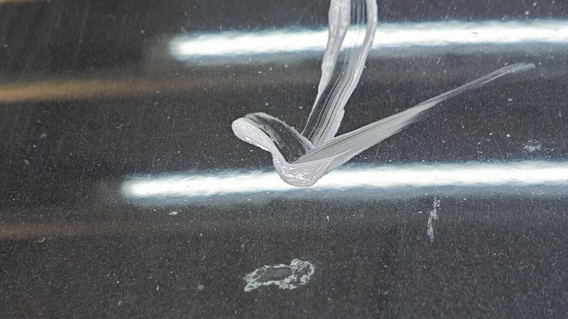 Vogelkot auf der Motorhaube