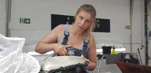 Anja lernt beim Autoputzer Plexiglasrepair