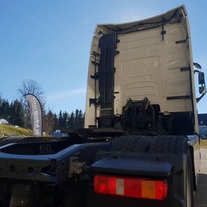 Strahlende Sauberkeit für Sattelzugmaschine dank Autoputzer