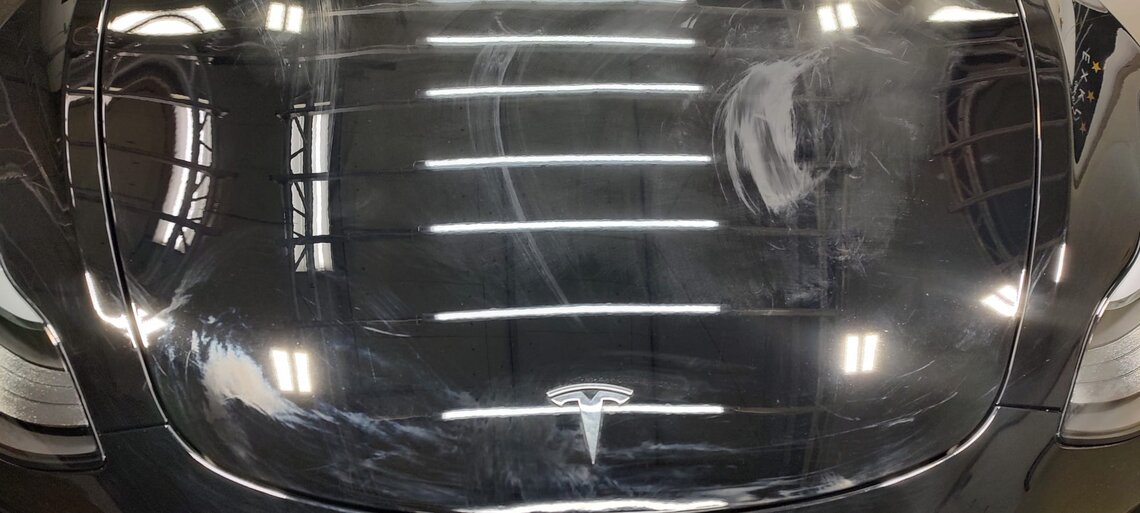 Tesla "Motorhaube" noch richtig schmutzig, nicht richtig gereinigt worden und mehrere Kratzer 