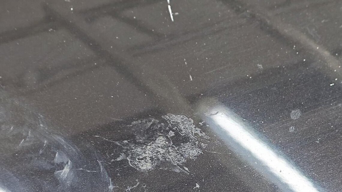 Lackschaden durch Vogelkot auf dem Autodach