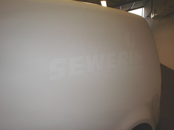 Wir entfernen alte Firmenwerbung von Fahrzeugen