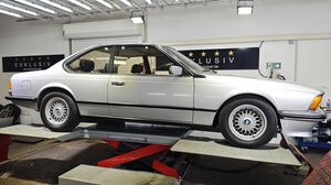 BMW 628csi auf der Hebebühne beim Autoputzer