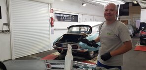 Benjamin Heidenreich lernt beim Autoputzer in Gütersloh die professionelle Fahrzeugpflege