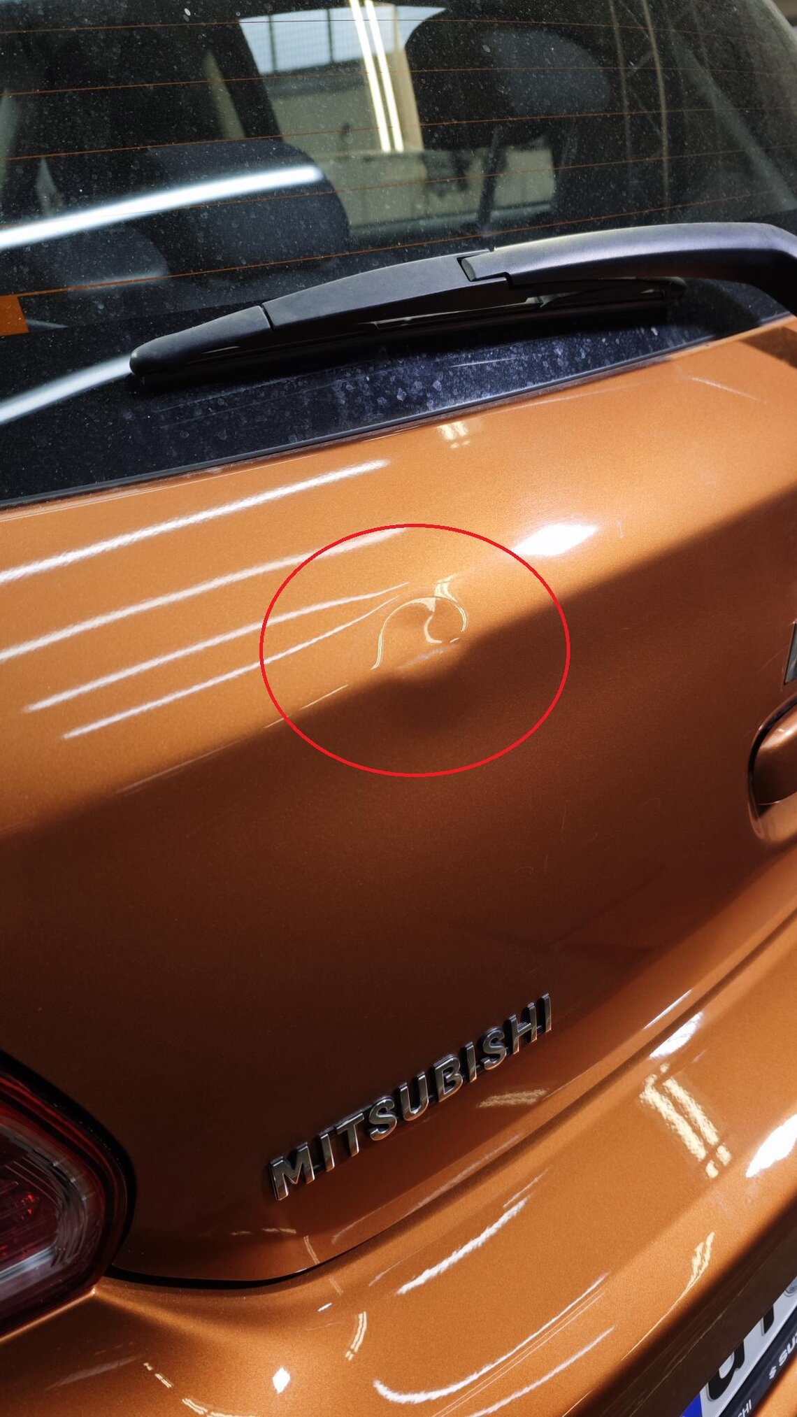 Unschöne Delle auf einer Heckklappe (Auto aus Gütersloh)