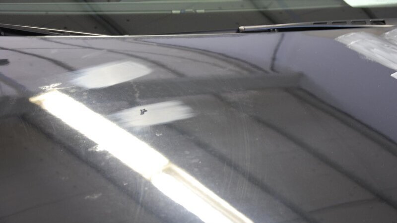 Baumharz auf Motorhaube