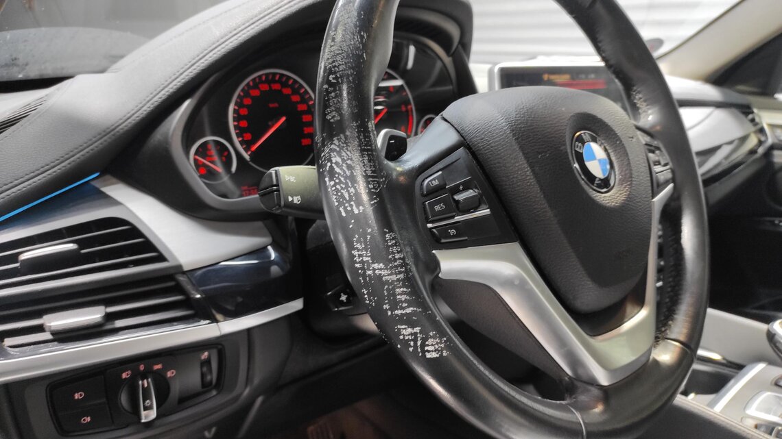 Jemand hat dieses BMW X6 Lederlenkrad unsachgemäß behandelt und einen Lederschaden verursacht