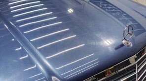 Vorher Bild einer Mercedes Benz Motorhaube: voller Lackkratzer - Schüler soll lernen, wie solche Kratzer herauspoliert werden
