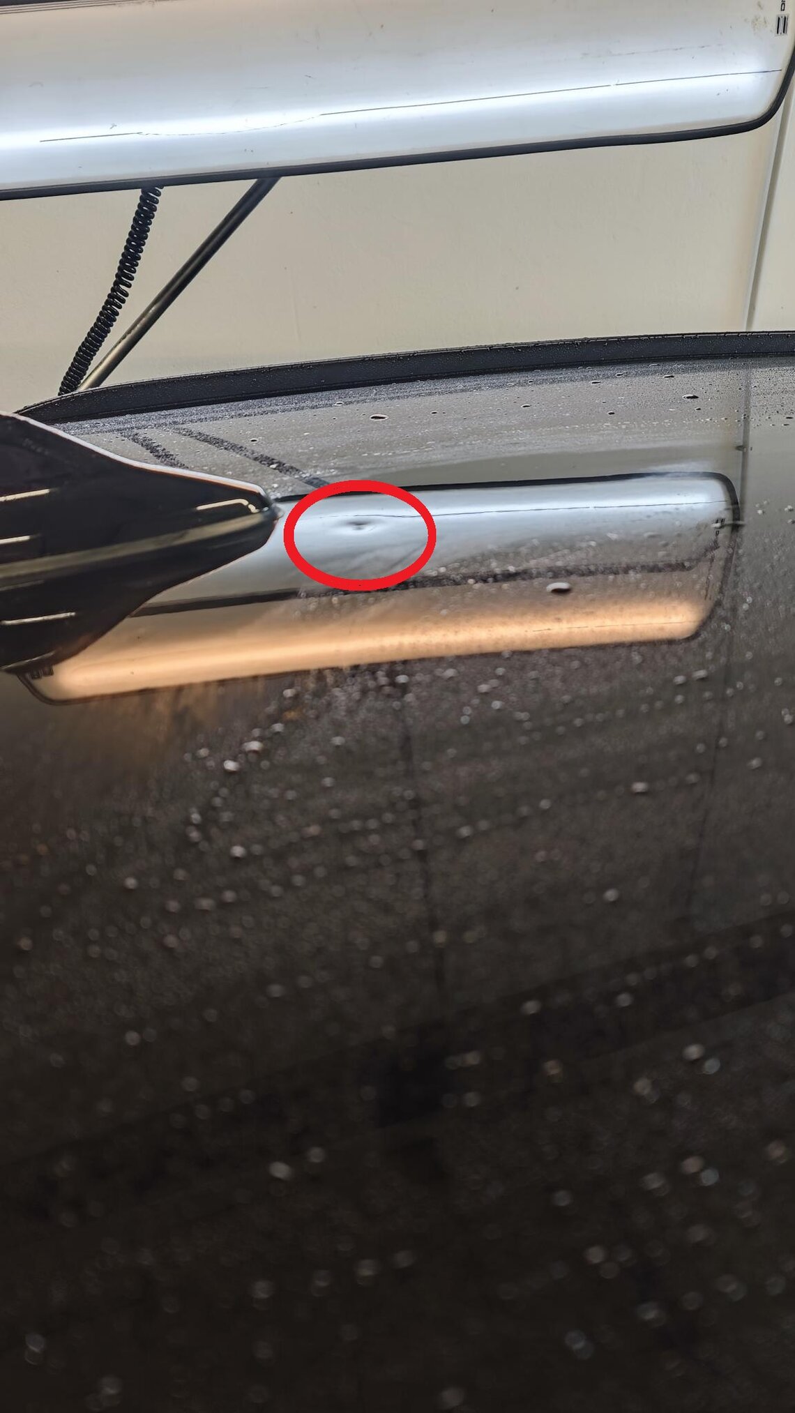 Diese Delle auf dem Fahrzeugdach stört den Kunden Diese Delle auf dem Fahrzeugdach stört den Kunden