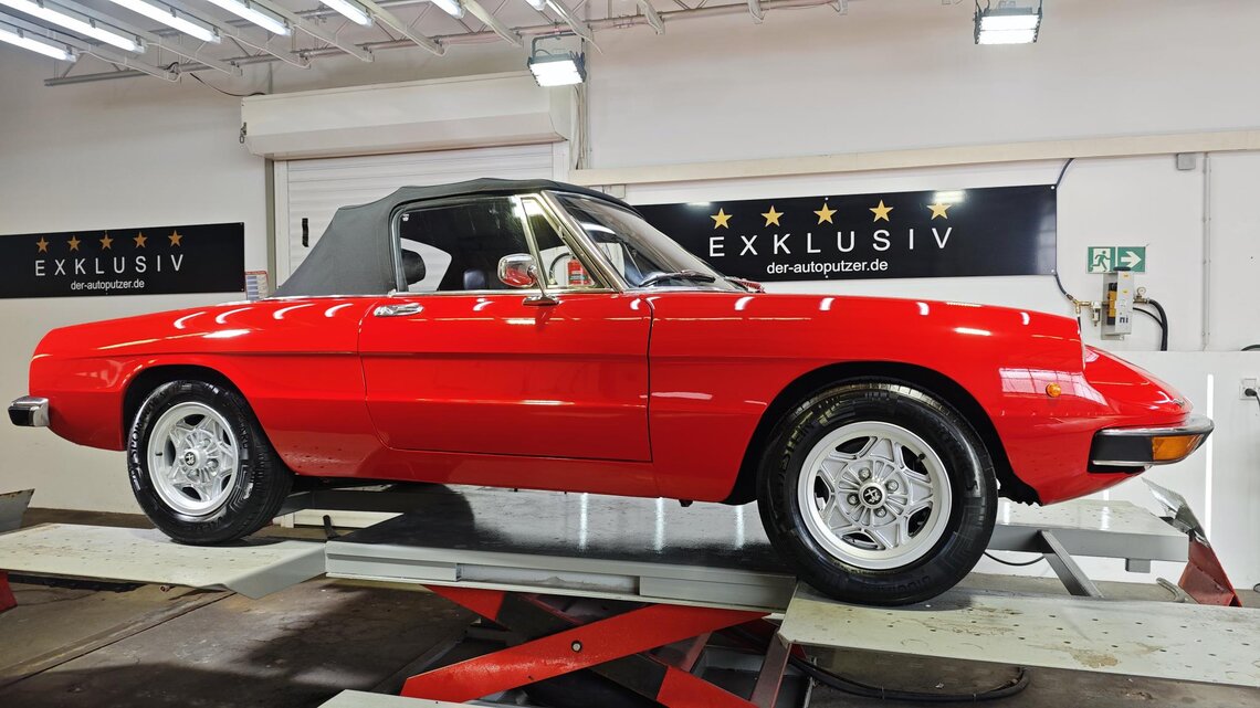 Alfa Romeo Spider auf der Hebebühne