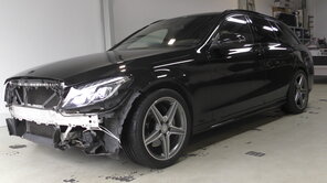 Wir demontieren nötige Bauteile vor der Autofolierung