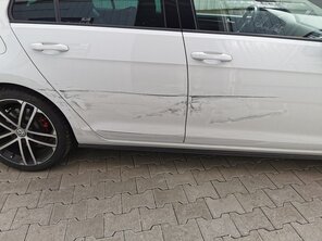 Kratzerentfernung am  Golf 7. Möchten Sie sich auch eine teure Neulackierung ersparen? Dann kommen Sie direkt nach Kirchlengern zu ArtmiC Car Clean.