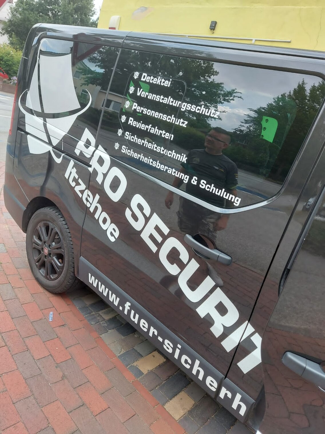 Leasing Transporter Fiat Ducato mit Security Service Werbebeschriftung - die Werbung muss vor dem Leasingrücklauf runter