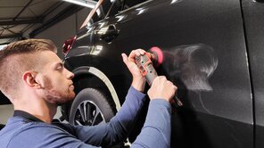 Echte Kundenaufträge - 100% Verantwortung - 100% Realität Seminarteilnehmer poliert Autolack