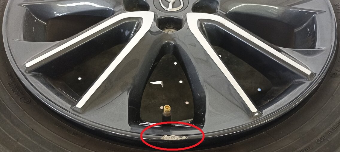 Mazda Felge mit Bordsteinschden
