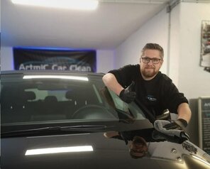 Artur Michel bedient und berät Sie gerne im Bereich der Autoaufbereitung & Smartrepair