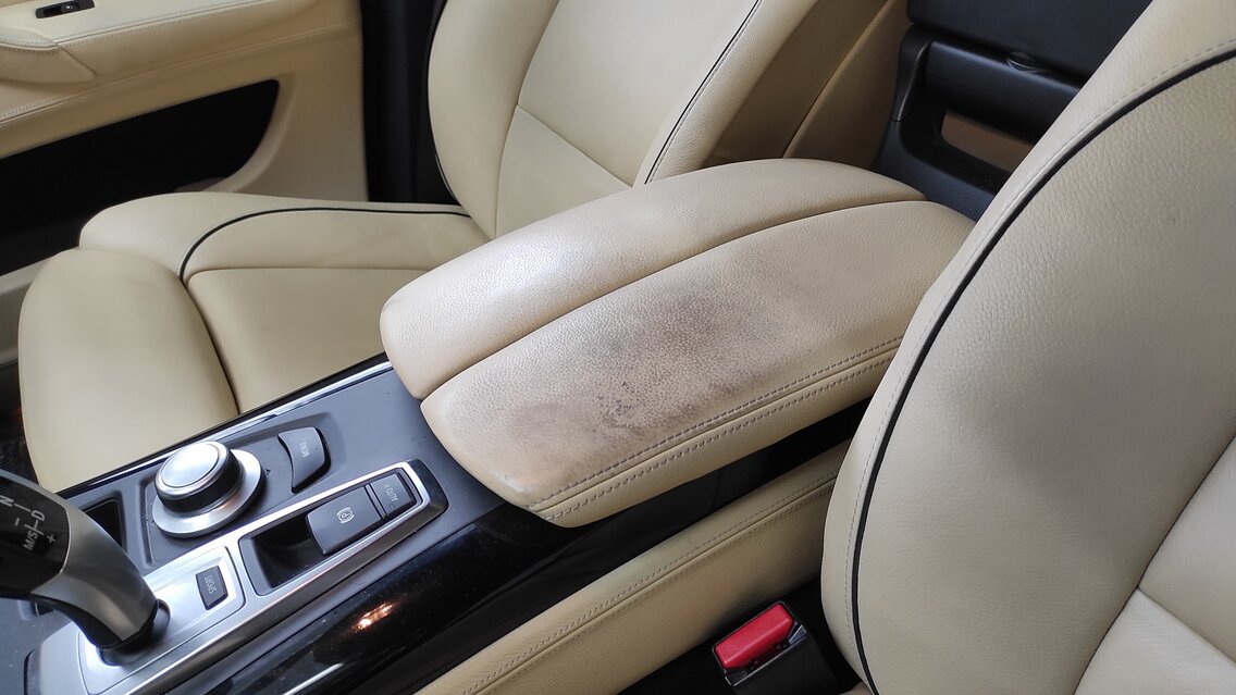 Der BMW X5 Innenraum sieht nicht mehr gut aus - die Lederfarbe ist abgenutzt