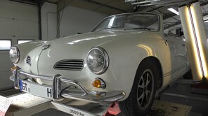 Karmann-Ghia VW1500 mit einer Delle auf dem vorderen linken Kotflügel