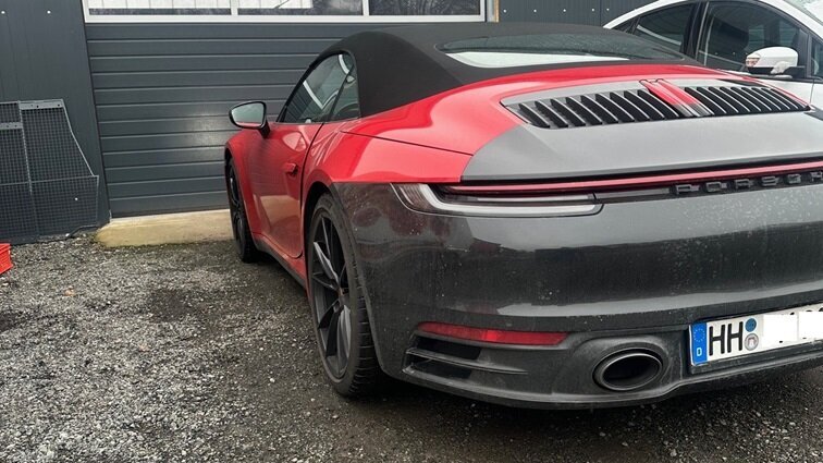 Bei diesem Porsche 911 soll erst einmal die Folierung entfernt werden