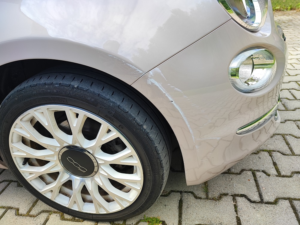 Schaden an der Fiat 500 Stoßfängerverkleidung