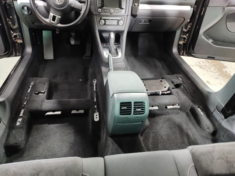 Fa. ArtmiC Car Clean hat den Schimmel rückstandslos aus dem Autoinnenraum entfernt