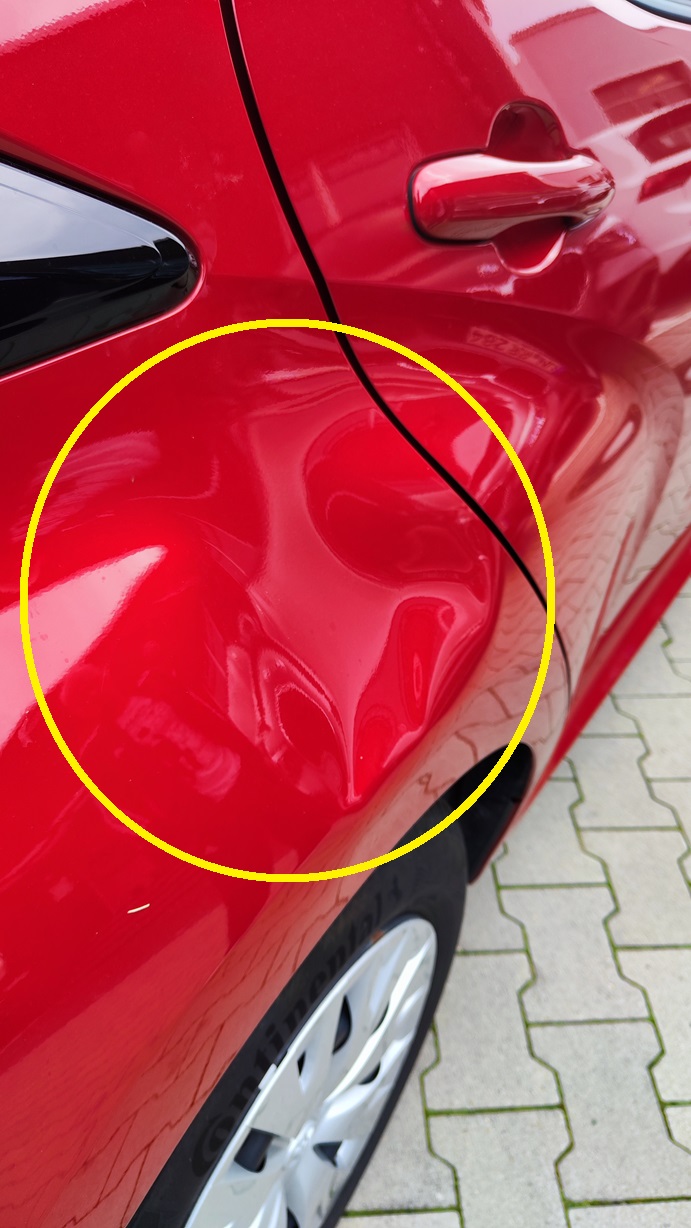 Mega Delle in der Seitenwand des Toyota Yaris Leasingautos