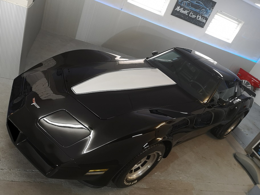 Schwarzer Corvette Unilack auf Glanz getrimmt.